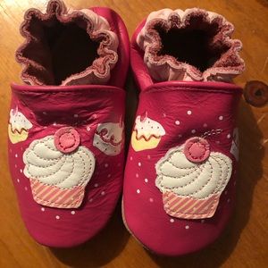 Robeez Petite Cakes Fuschia